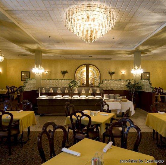 The Hotel Hot Springs Restoran gambar